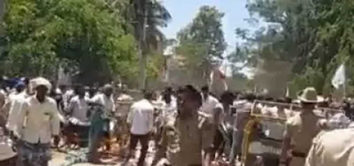 आरक्षण विवाद: बंजारों ने येदियुरप्पा के घर पर किया पथराव